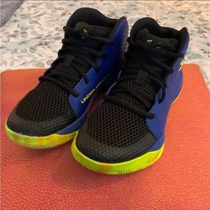UNDER ARMOUR YOUTH BASKETBALL SHOES